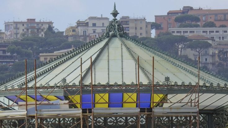 Giallo e ceruleo, i nuovi colori della corolla della Cassa armonica in Villa comunale