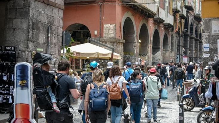 Napoli, maxi black out al centro storico: “Al buio e senza aria condizionata”