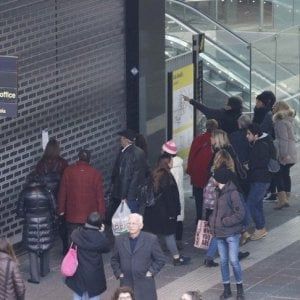 Napoli, caos trasporti: la metro interrompe il servizio due volte