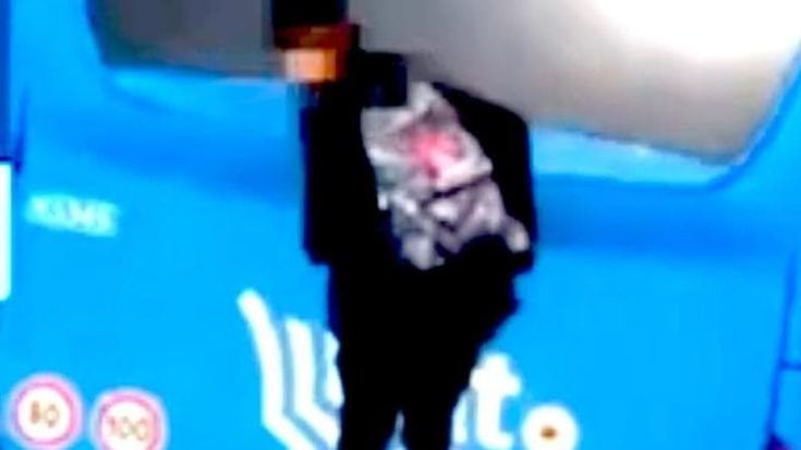 Pontedera, un ragazzo si aggrappa dietro un autobus in movimento: At valuta la denuncia