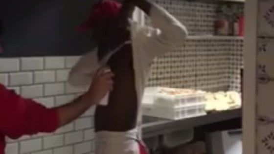 Dipendente di Rossopomodoro spruzza deodorante sui colleghi stranieri: l'azienda apre un'inchiesta interna