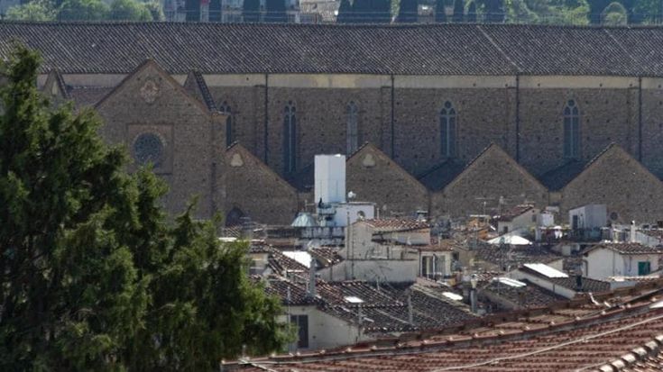 Cilindri, cubi e “torri” sui tetti sui social ora scatta la caccia