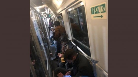 Coronavirus, la Lombardia diventa "zona rossa": fuga da Milano sui treni notturni, poi in stazione torna la calma