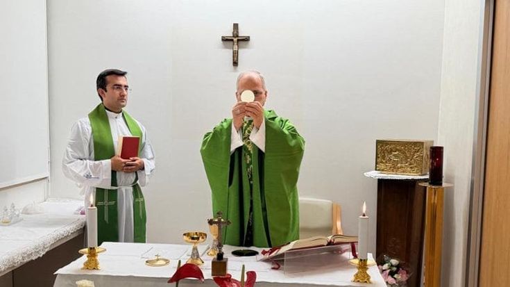 Il Papa celebra messa e ringrazia medici e infermieri: ecco le prime foto dopo l’intervento