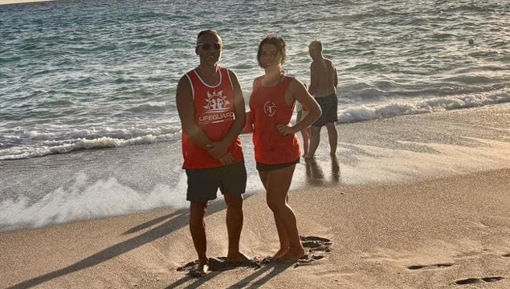 Camerota, una madre e la sua bambina in balia del mare: salvate da padre e figlia entrambi bagnini