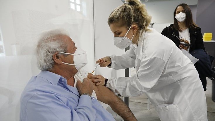 Terza dose per gli over 60, da lunedì via ai vaccini per quasi 700mila piemontesi: ecco le regole