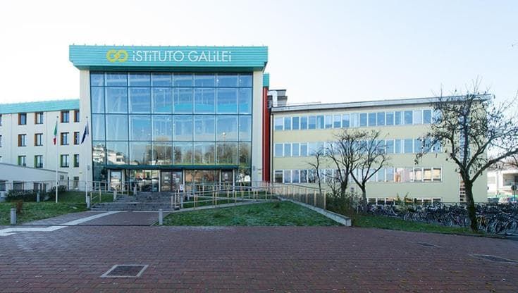 “Le sigarette o ti sparo”. Lo studente e la pistola puntata in faccia al prof