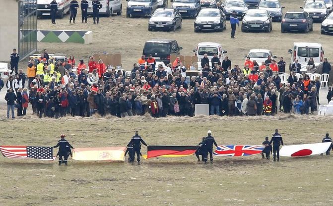 Disastro Germanwings, i parenti delle vittime sul luogo dell'incidente 