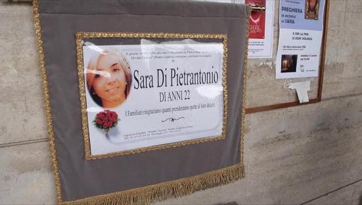 Roma, funerale di Sara Di Pietrantonio: palloncini a forma di cuore in cielo