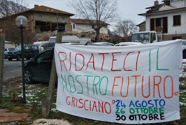 Accumoli, "Verba volant, sisma manet": i cartelli di protesta dei terremotati"