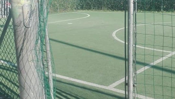 Bari vecchia, divelta la recinzione dei campetti da calcio: "I ragazzi non capiscono che sono chiusi per il loro bene"