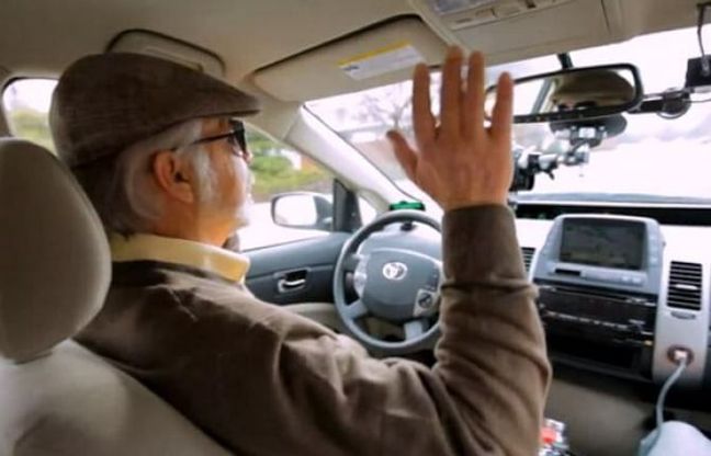 "Addio pilota in auto, una legge  lo impedirà"