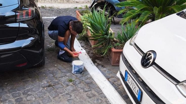 Strisce fai-da-te nel centro storico per parcheggiare l’auto davanti casa