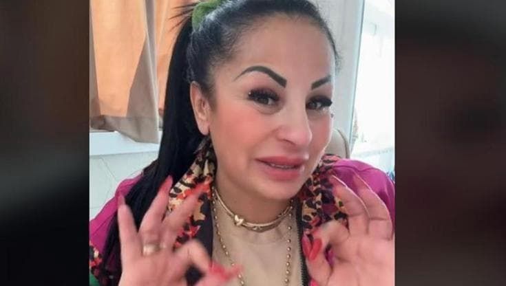 Ischia, sindaco di Forio fa annullare spettacolo di Rita De Crescenzo: “No al trash”. Lei: Vergogna