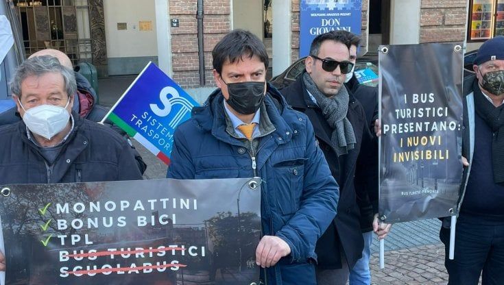In piazza le ditte di noleggio di auto e bus: "Perso l'80 per cento del fatturato, aiutateci"