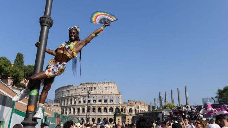 Il Roma Pride sfila al Colosseo: oggi la grande marcia per diritti e cittadinanza