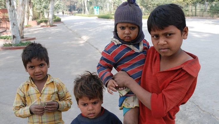 India, gli orfani del Covid: sono centinaia i bambini che hanno perso entrambi i genitori. Modi: "Lo Stato pagherà per la loro educazione"