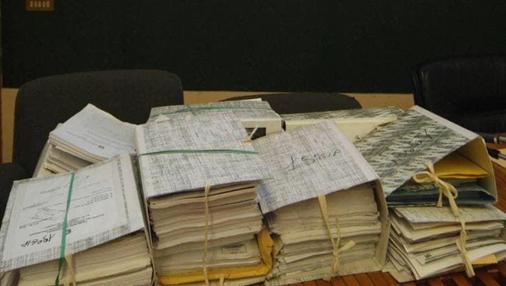 A 8 anni minaccia di ferirsi con un coltello, poi racconta i maltrattamenti: la nonna a processo