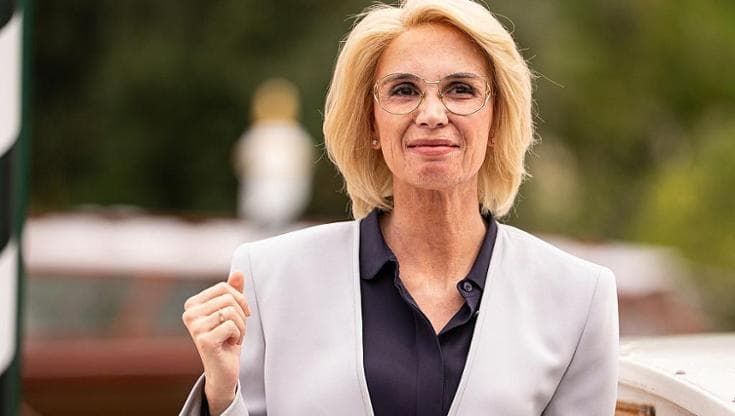 Emanuela Fanelli a Venezia con Peccato: “Volevo celebrarmi da viva, come i megalomani”