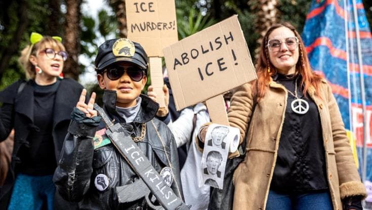 Napoli, al Carnevale di Bagnoli spuntano le maschere anti-Ice