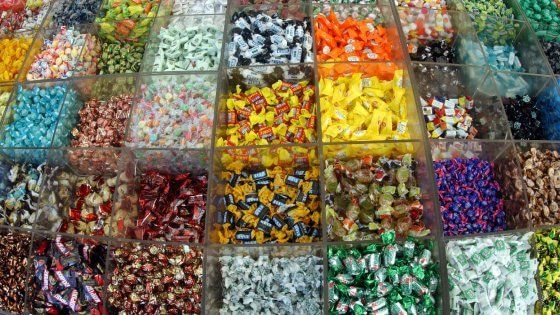 Brescia, nonna ruba caramelle al supermercato per i nipoti a Natale: i carabinieri pagano i 27 euro del conto