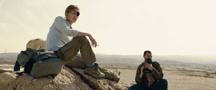 Banda da pirata e ricerca della verità. La giornalista Marie Colvin rivive nel film 'A Private War'