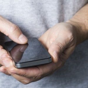 Poliziotto trova un cellulare, vi trova foto osè e le manda a un amico: indagato