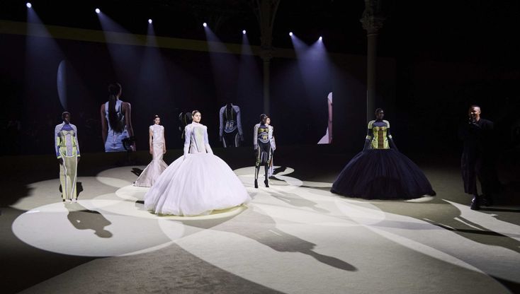 Balmain FW22: gli abiti di Olivier Rousteing come protezione e rinascita