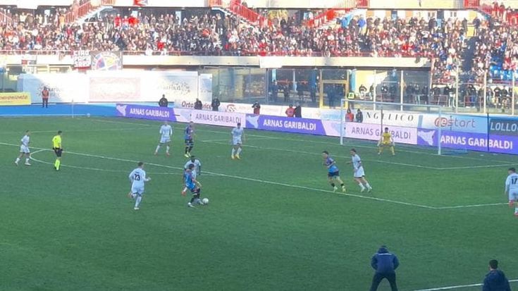 Il Catania vince nel finale: 2-0 alla Cavese