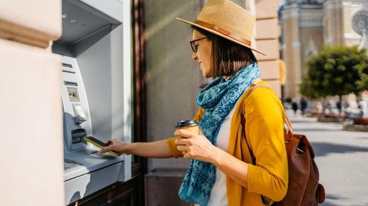 Carta di credito in vacanza: pagare all’estero senza farsi spennare tra commissioni, extra e truffe