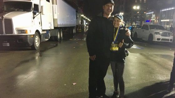 Mary, per tre volte più forte del cancro: finisce la maratona di Boston dopo 13 ore dalla partenza 