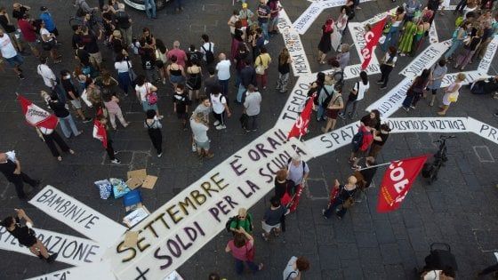 Scuola, le proteste nelle piazze. Vicini all'accordo sulle linee guida. Azzolina chiede al governo un miliardo in più