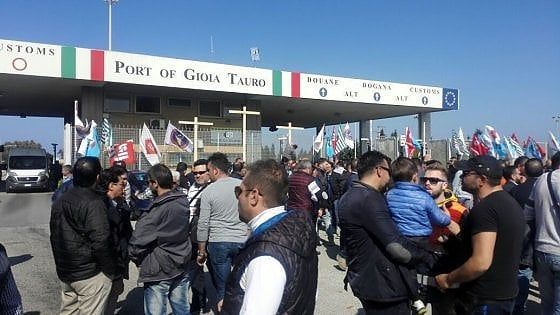 Gioia Tauro, dieci giorni di sciopero per gli esuberi al porto: autostrada bloccata