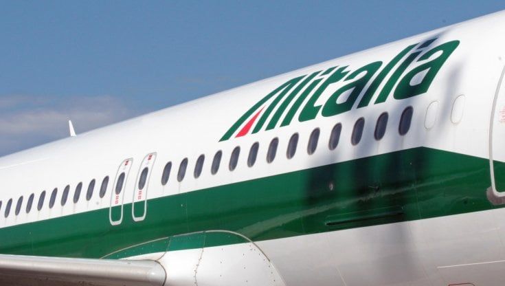 Alitalia. la metà mancante degli stipendi di maggio pagata l'8 giugno