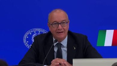 Valditara: "Reclusione fino a due anni per i genitori che non mandano i figli a scuola"