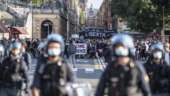 Bologna, scarcerati gli anarchici accusati di associazione terroristica. Corteo in centro