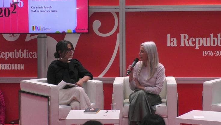 Parrella al Salone del libro: "Per fortuna tante ragazzine hanno il coraggio di Giovanna d'Arco"