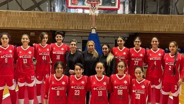 Iran, il coraggio delle giocatrici di basket senza velo: una foto contro il regime