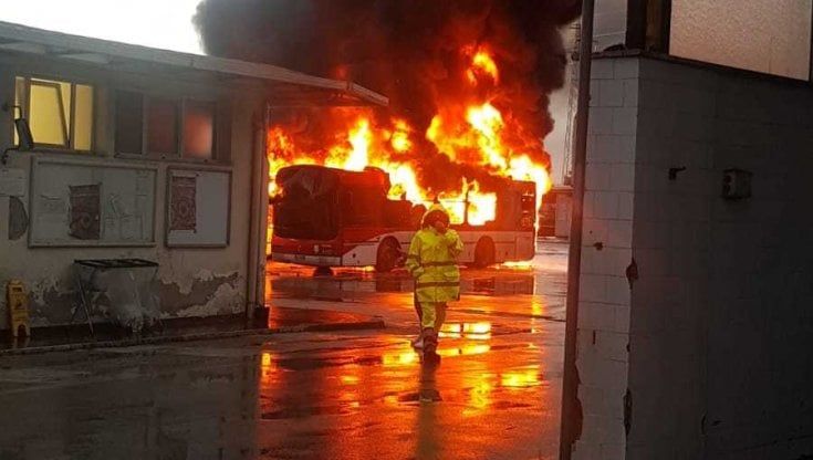Fiamme al deposito Ctp di Pozzuoli: distrutti tre bus