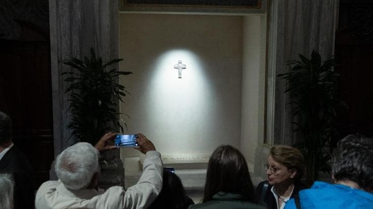 Due ore in coda per pregare sulla tomba di Francesco: il culto è già iniziato