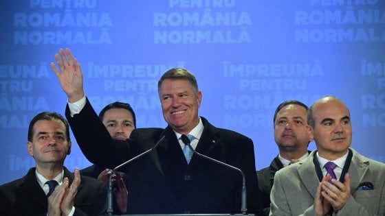 Romania, Klaus Iohannis confermato presidente: alle elezioni il Paese sceglie l'Europa