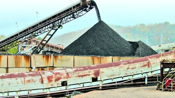 Il carbone per Trump: nella "terra nera" delle miniere Usa, addio alle "rinnovabili"