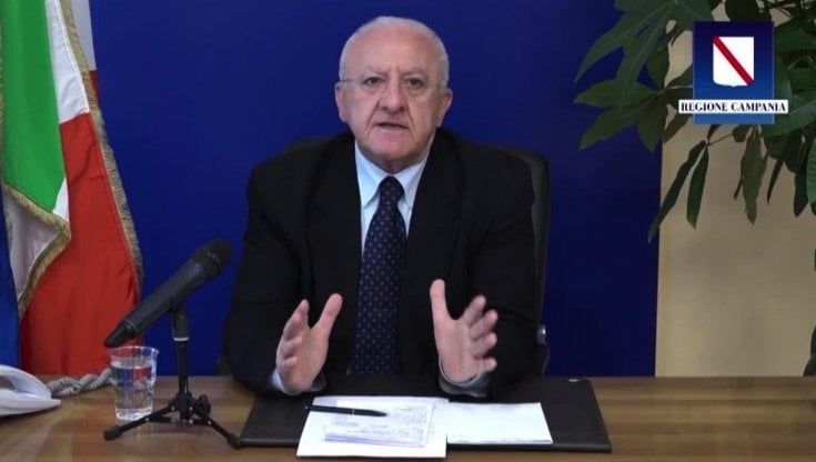 Covid, allarme di De Luca: "Aumentano i contagi in Campania. Oggi sono 654, c'è la quinta ondata" 