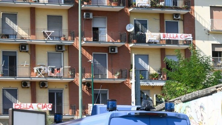 Napoli: "Bella Ciao e antifascisti", così Bagnoli ha gridato il suo "No" a Giorgia Meloni