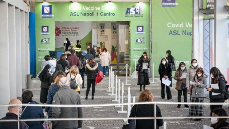 Vaccini, dopo il via libera per i prof pendolari la rabbia di segretari e bidelli: “Siamo i dimenticati”