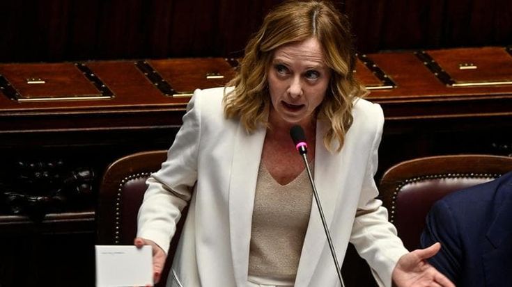 La destra e i tristi complotti di mezza estate