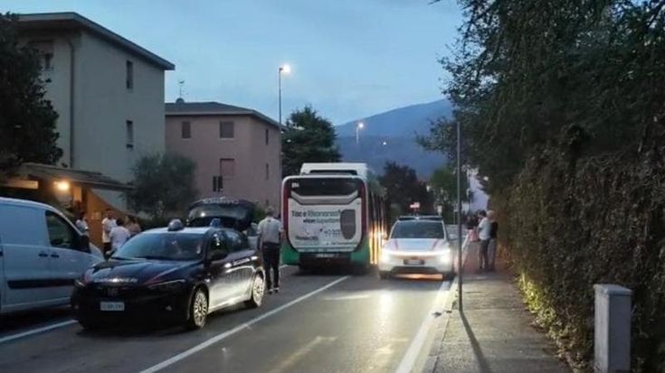 Brescia, rincorre il pallone e viene travolto da un bus in strada: gravissimo bimbo di 12 anni