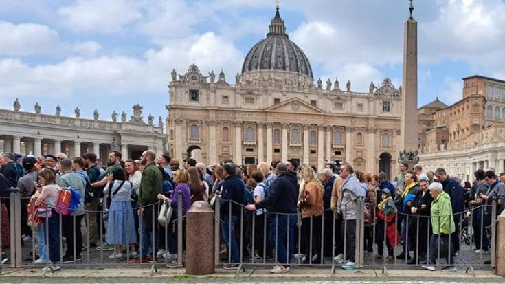 L’urlo liberatorio a San Pietro: “Abbiamo pregato, ora è con noi”