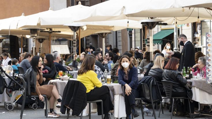Covid, effetto Madrid sulle riaperture: gara tra partiti, Speranza frena
