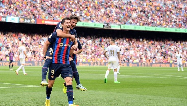 Lewandowski fa un'altra doppietta, il Barcellona riassapora la vetta della Liga